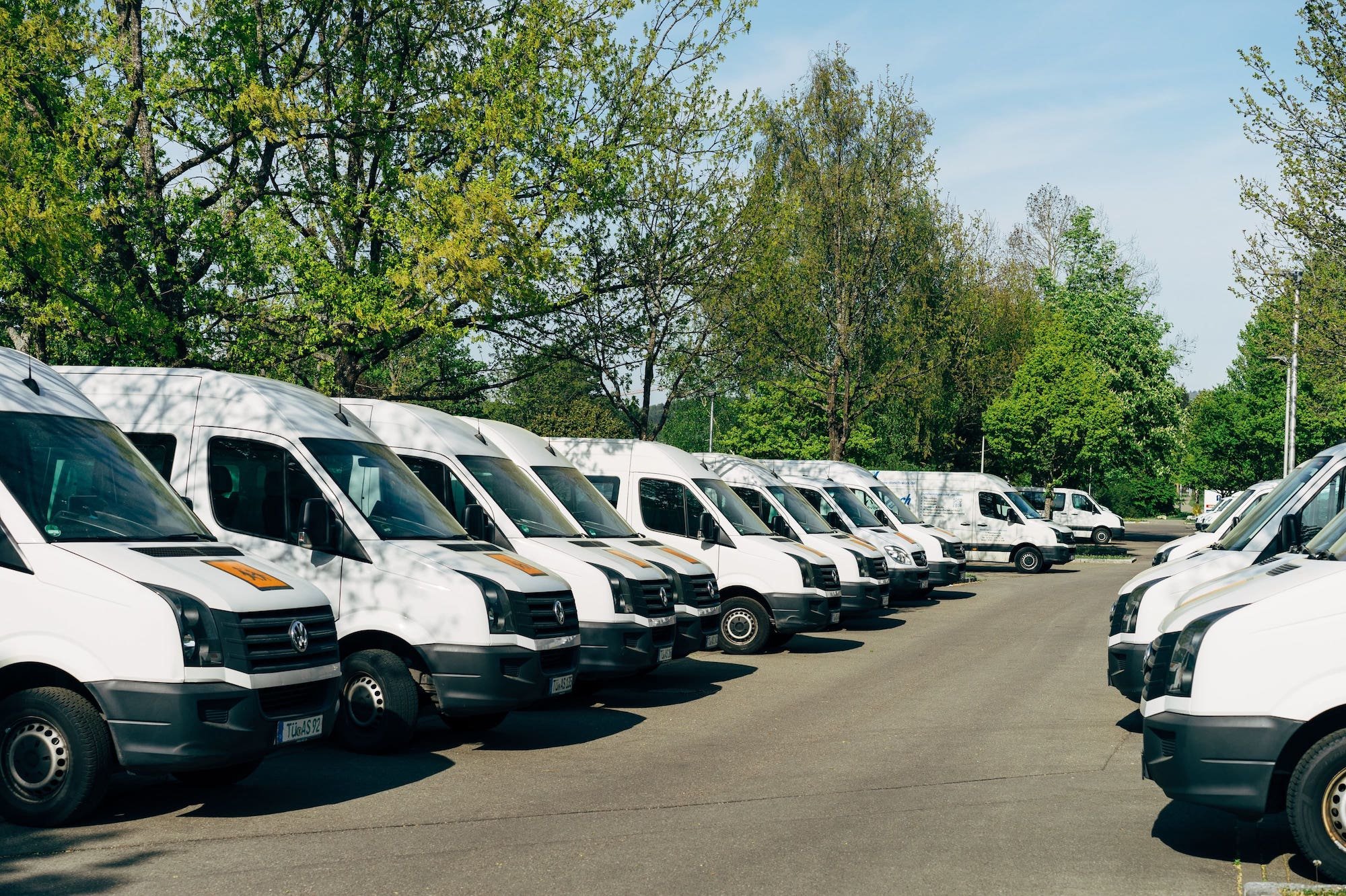 Reihe weißer Transporter einer Firmenflotte