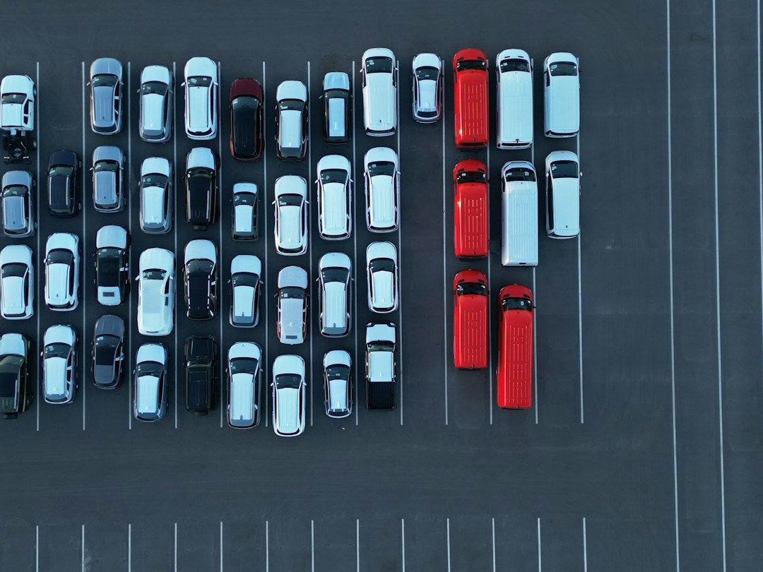 Firmenwagen auf einem Parkplatz